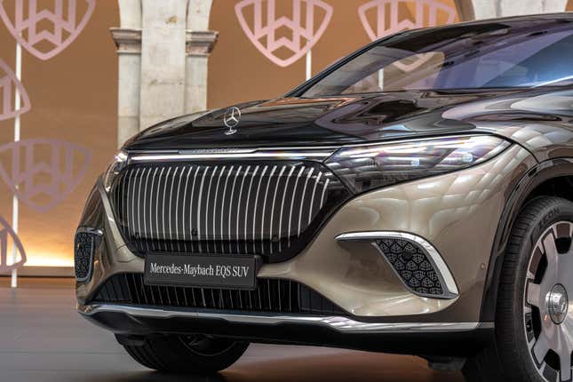 The 2023 Mercedes-Maybach EQS SUV Is Electric Excess というタイトルの記事の画像